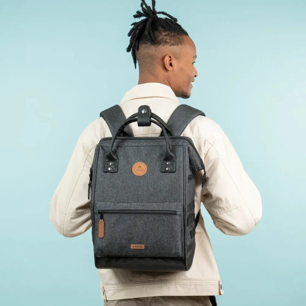 adventurer_m_luxembourg_d_1.webp Cabaia Adventurer M Luxembourg Dark Grey Melanged- Taschen & Rucksäcke