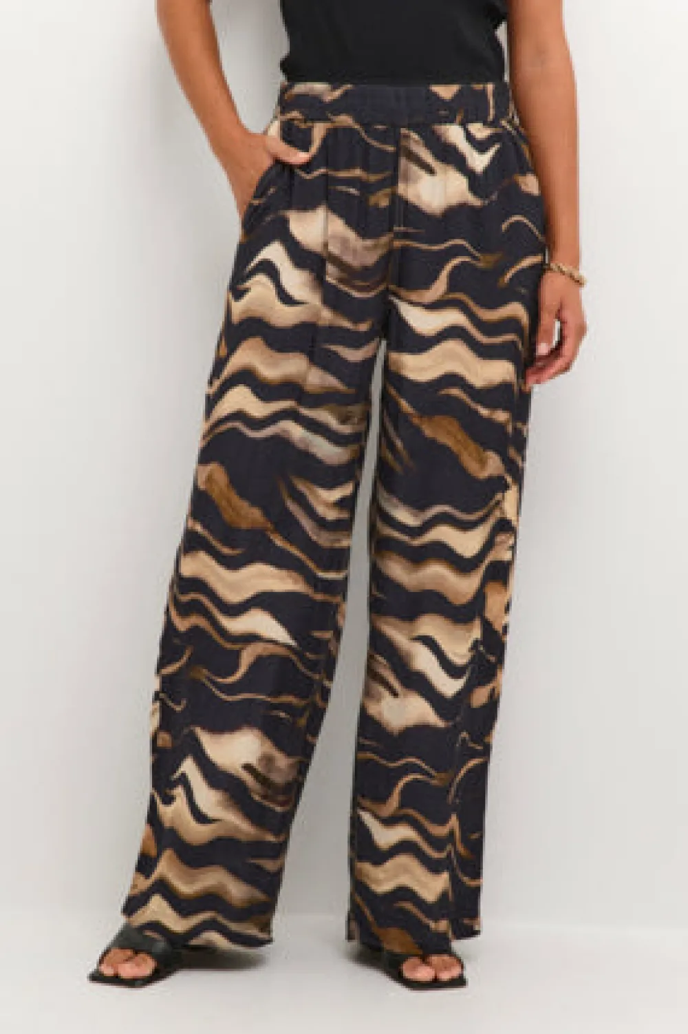 kalaila_pants_black__brow_4.webp Kaffee KALaila Pants Black / Brown Tiger- Hosen