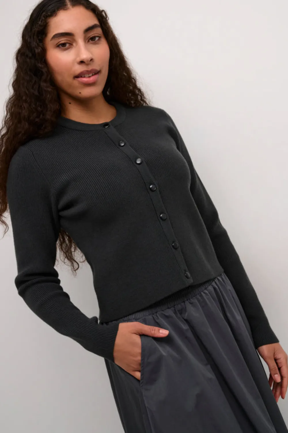 kamy_cardigan_black_oyste_1.webp Kaffee KAMy Cardigan Black Oyster- Strick & Cardigans