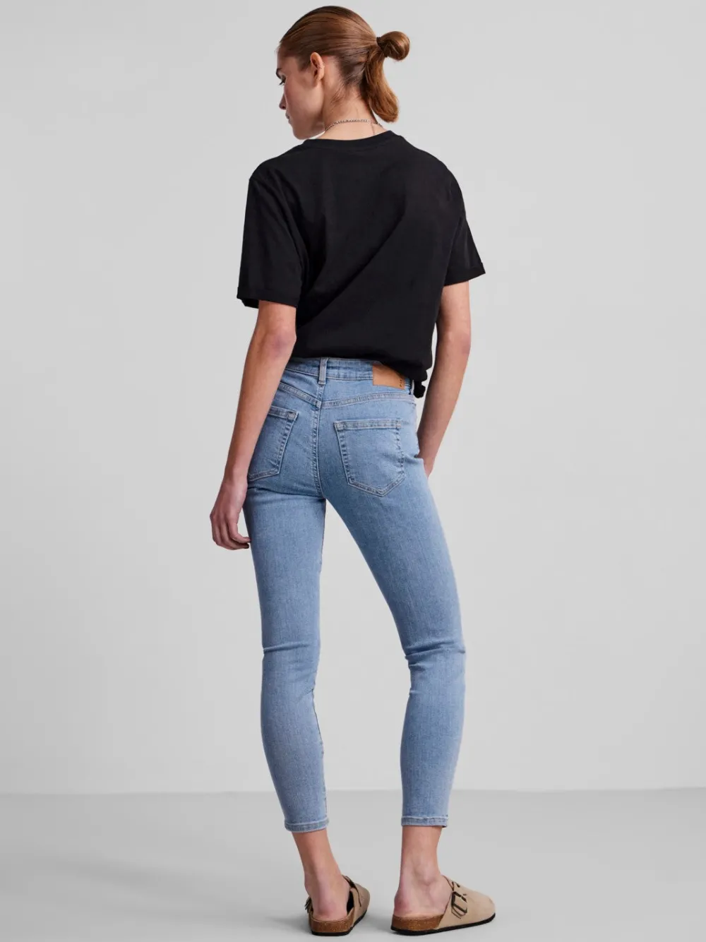 pcdelly_skn_mw_cr_mb_medi_4.webp Pieces PCDelly SKN MW CR MB48 Medium Blue- Jeans